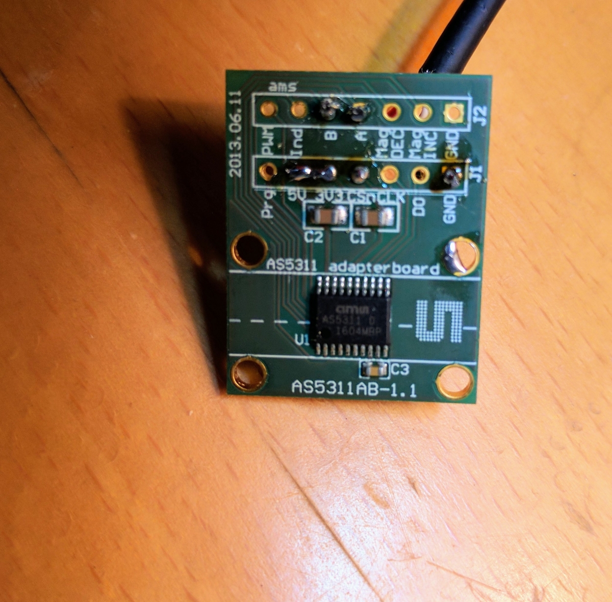 Das Sensorboard AS5311-TS_EK_AB mit dem USB-Kabel verlötet