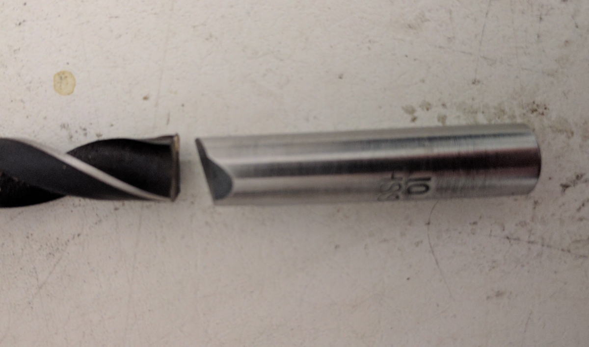 Der Schaft eines 10mm HSS Bohrers wurde mit einem Winkelschleifer abgetrennt.