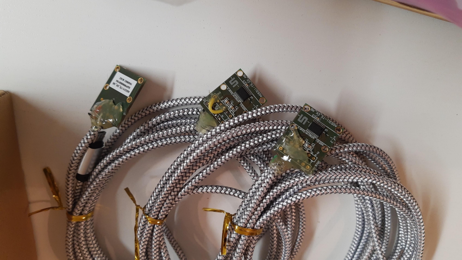 AS5311 boards mit USB-Kabeln verlötet und zur Sicherheit mit Heißkleber gesichert