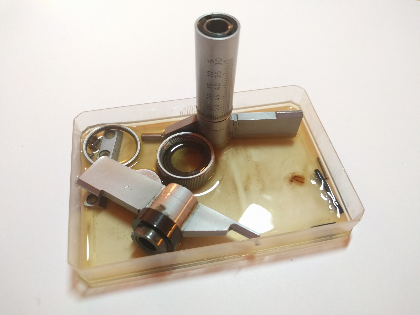 Reinigung der Einzelteile des Innenmikrometers mit Rostlöser